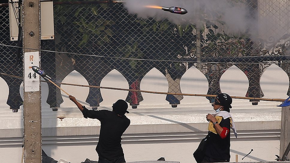 Декабрь 2013 года. Во время антиправительственных выступлений в Таиланде протестующие использовали самодельные ракетные установки