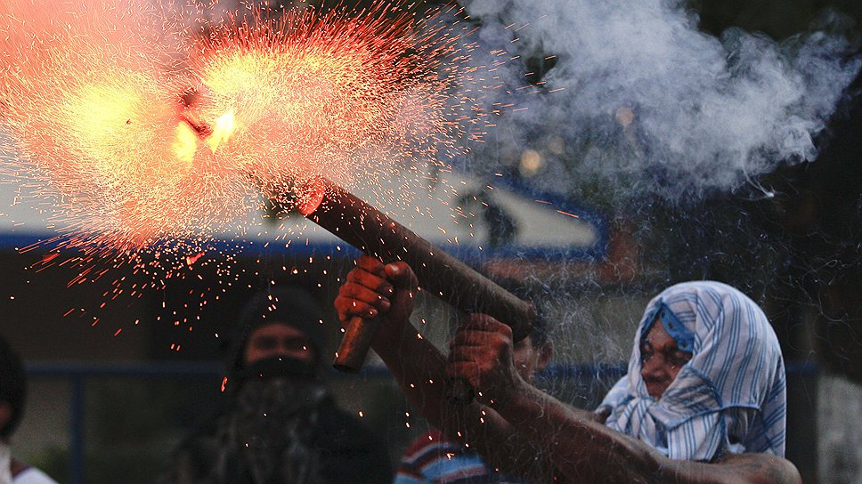 Январь 2014 года. Во время забастовки бывших сборщиков сахарного тростника протестующие использовали самодельные минометы для боев с полицией 