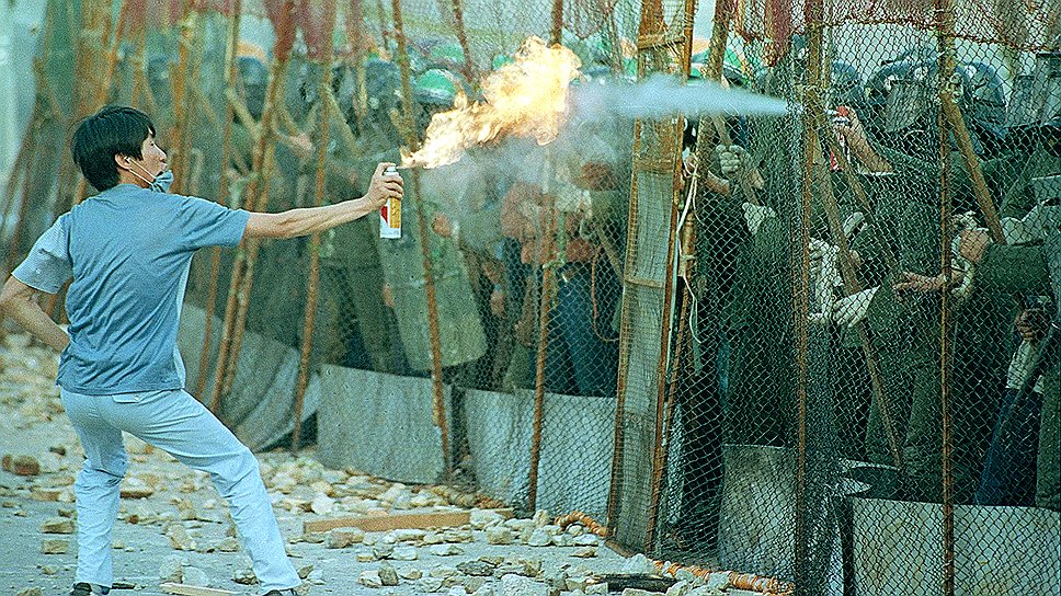 Июнь 1987 года. Студенты Южной Кореи использовали легковоспламеняющиеся баллончики во время антиправительственного протеста в Сеуле 