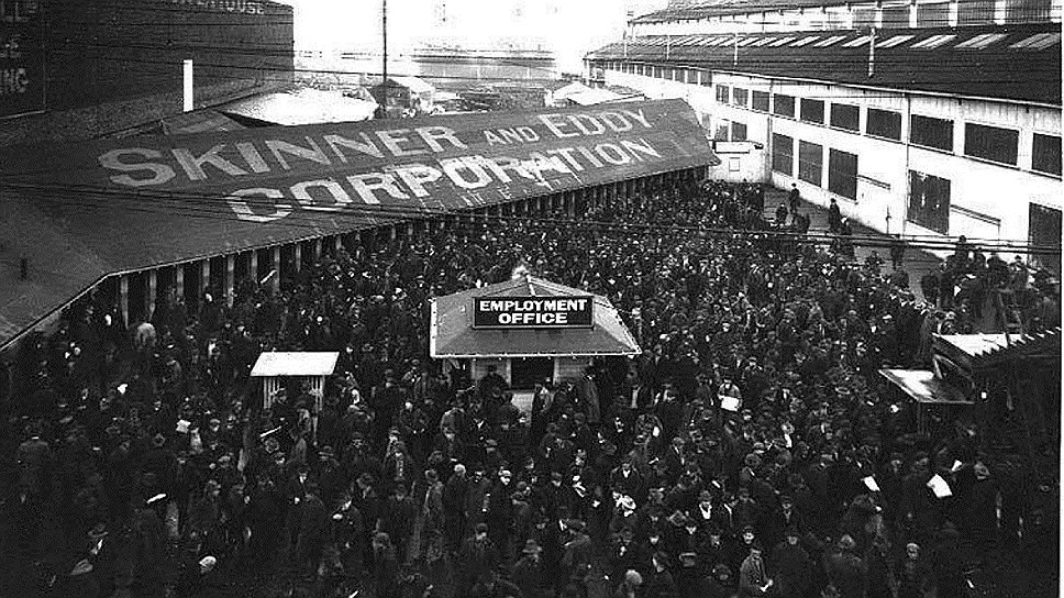 21 января 1919 года в американском Сиэтле 35 тыс. рабочих верфи начали забастовку после отказа увеличить зарплату чернорабочим. Позже к ним присоединились рабочие других профсоюзов, с 6 по 11 февраля в городе состоялась всеобщая забастовка, в которой участвовали более 65 тыс. человек. Она завершилась после выступления мэра Оли Хэнсона с угрозами выпустить полицейских и военных и в результате давления международных отделов профсоюзов