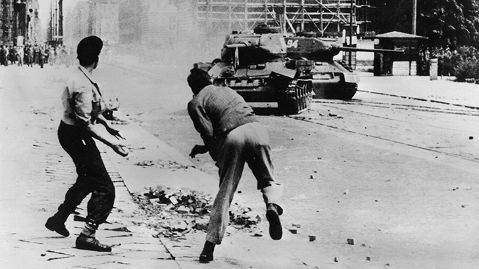 17 июня 1953 года в восточном Берлине начались демонстрации с требованием свержения правительства. Но массовые выступления пошли на спад и лозунги приобрели экономическую окраску, как-то: требования снижения цен и рабочих норм. Промышленные предприятия в сотнях городов ГДР прекратили работу, всего в забастовке, продолжавшейся до 29 июня, приняли участие 430 тыс. человек, 40 были убиты, более 9,5 тыс. арестованы, четверо расстреляны