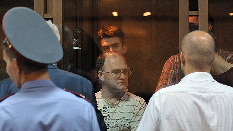 Обвиняемый по делу о массовых беспорядках на Болотной площади 6 мая 2012 года Сергей Кривов (на скамье подсудимых, в центре)
