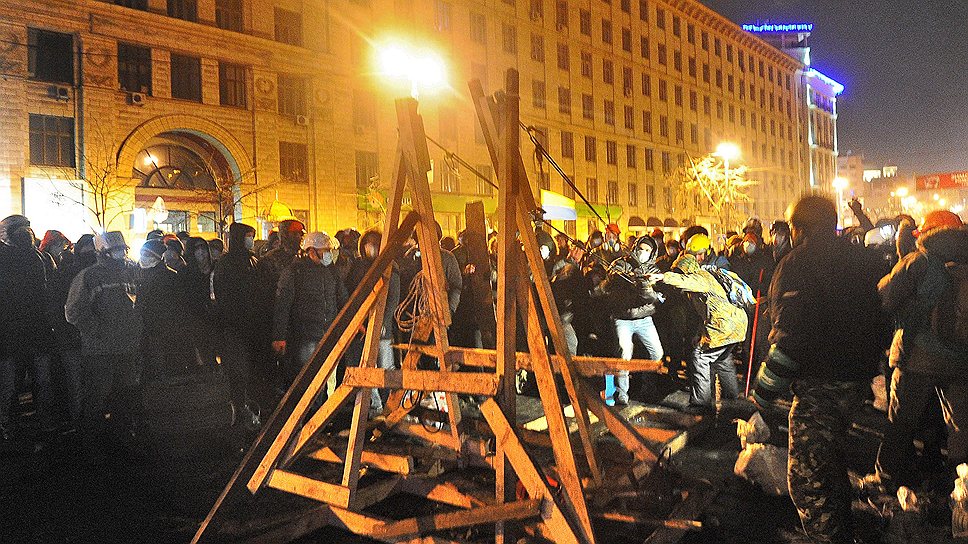 Январь 2014 года. На Майдане протестующие соорудили самодельную катапульту и даже завели для нее аккаунт в Twitter