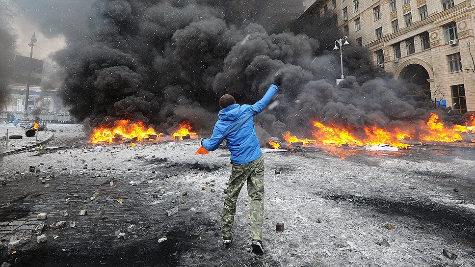 Сторонник евроинтеграции Украины во время массовых беспорядков в Киеве