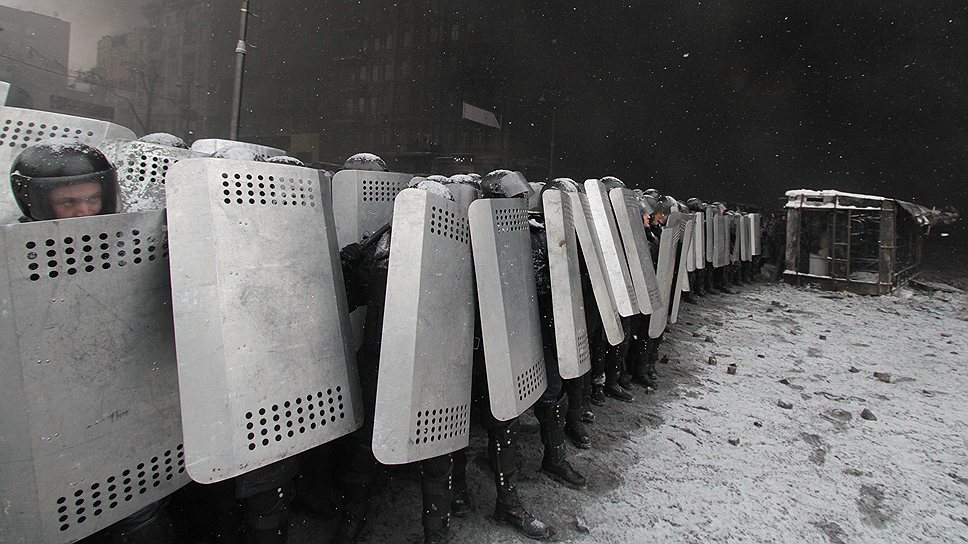 Укрепляются все баррикады по периметру Майдана Незалежности, протестующие собирают снег, мусор, уплотняют баррикады