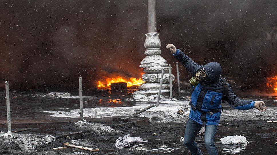 Возле стадиона «Динамо» ситуация пока не меняется: митингующие бросают в огонь автомобильные шины, а милиция пытается потушить огонь двумя брандспойтами