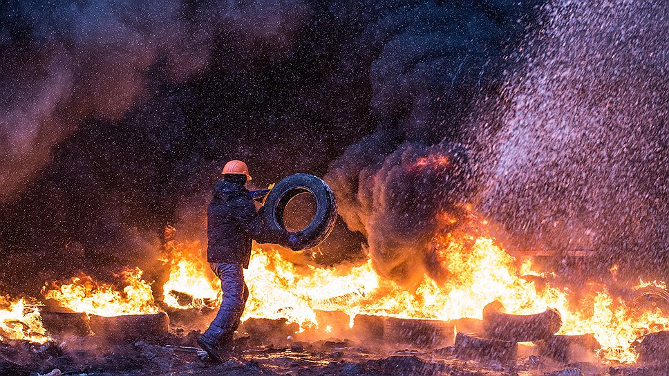 Протестующие на Майдане Незалежности жгли автомобильные шины в знак протеста