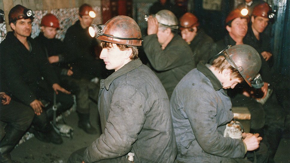 8 февраля 1995 года в России состоялась всероссийская суточная предупредительная забастовка шахтеров, в которой приняли участие около 500 тыс. человек. Они требовали погашения задолженности по заработной плате и отставки правительства