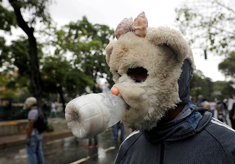 2017 год. Антипрезидентские демонстрации в Венесуэле. Участник акции протеста в самодельной маске 