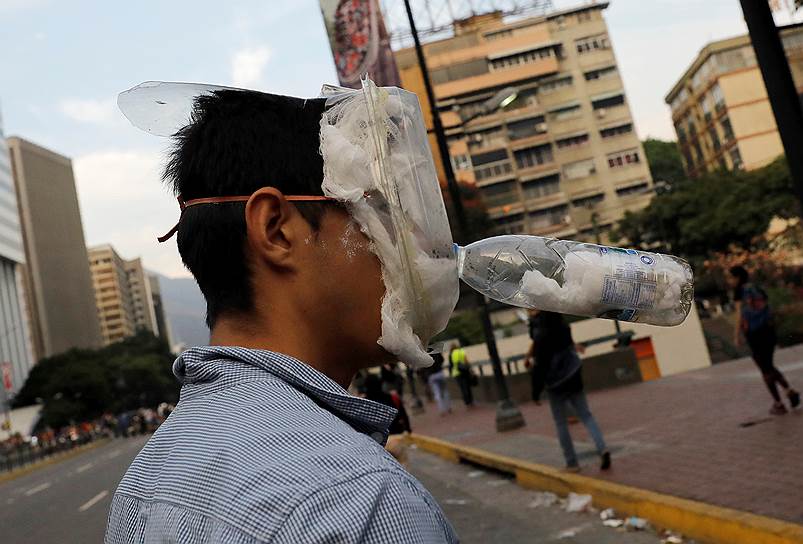 2017 год. Антипрезидентские демонстрации в Венесуэле. Участник акции протеста в самодельном противогазе