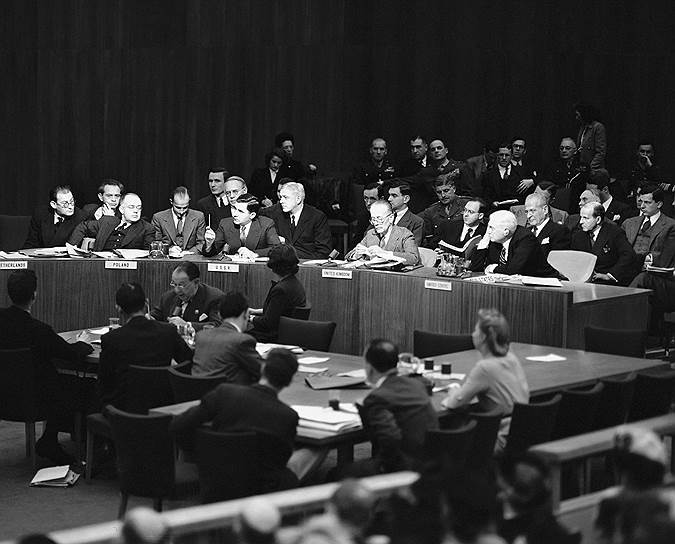 1946 год. Генассамблея ООН принимает первую резолюцию — о создании Комиссии ООН по атомной энергии
