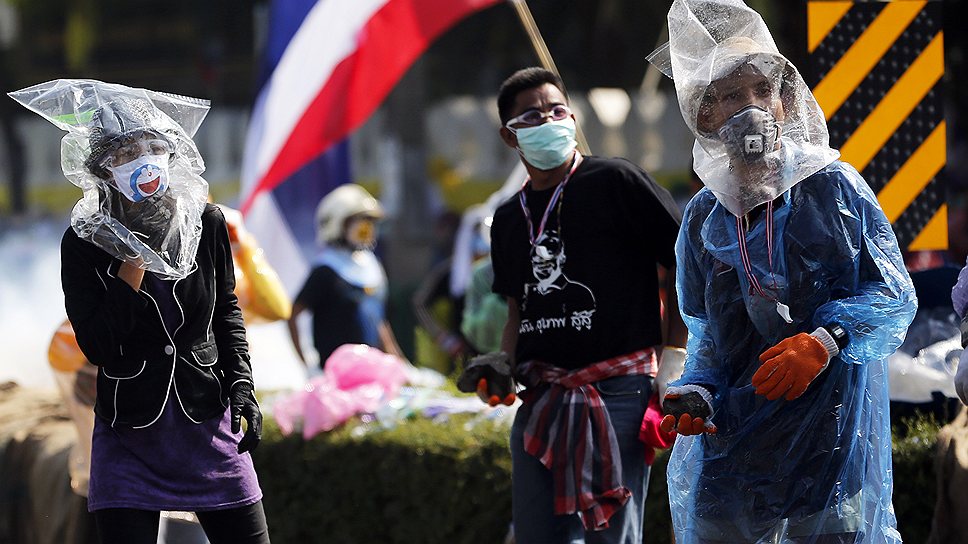 2013 год. Антиправительственные выступления в Таиланде. Протестующие в самодельных масках 