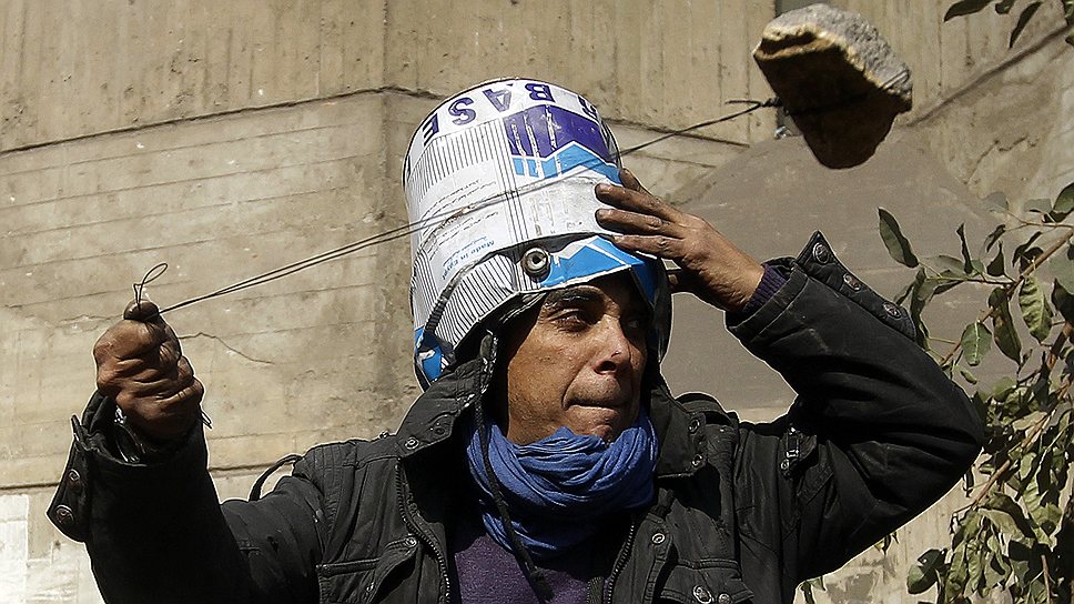2011 год. Беспорядки в Каире. Протестующий с ведром на голове