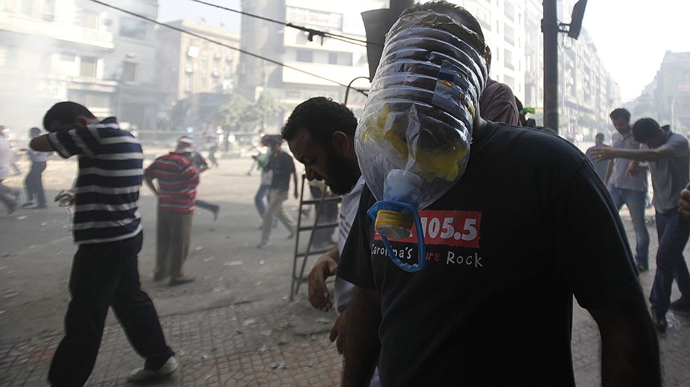 2013 год. Беспорядки в Египте. Чтобы защититься от пущенного правительственными войсками газа, люди использовали пустые пластиковые бутылки в качестве противогазов