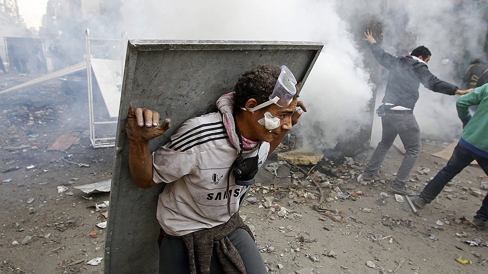 2011 год. Беспорядки в Египте. Протестующий в самодельных средствах защиты