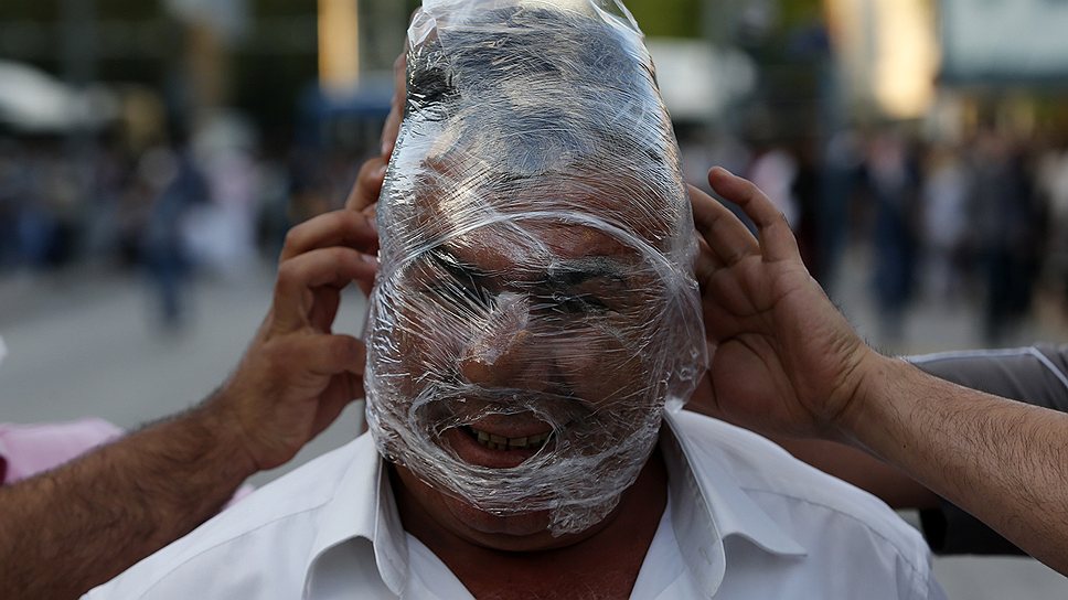 2013 год. Антиправительственные выступления в Турции. Лицо мужчины обмотано пищевой пленкой, которая используется как средство от газа