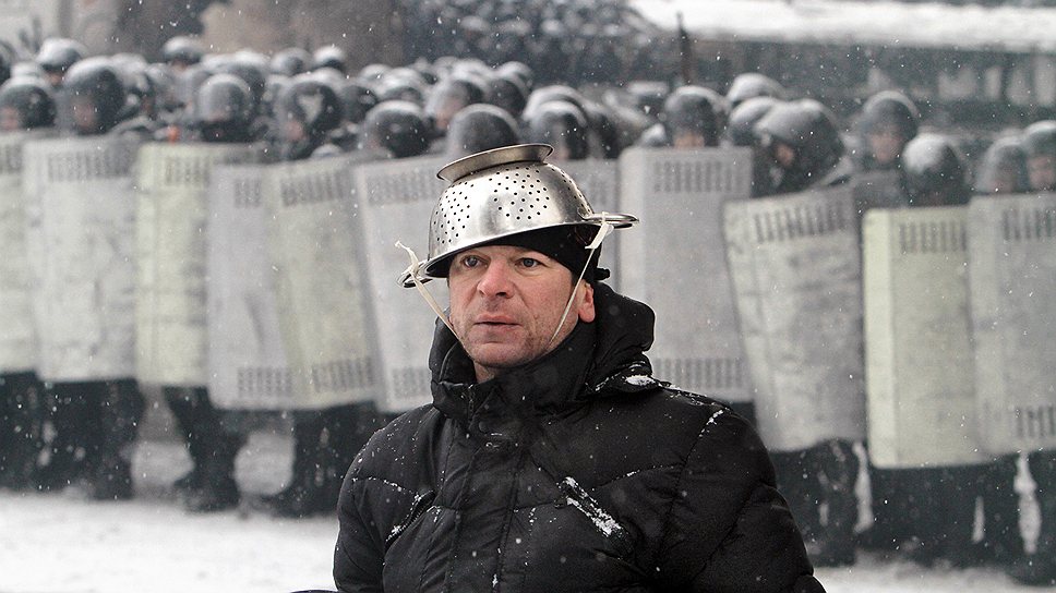 2014 год. Протесты в Киеве. Протестующий с дуршлагом на голове