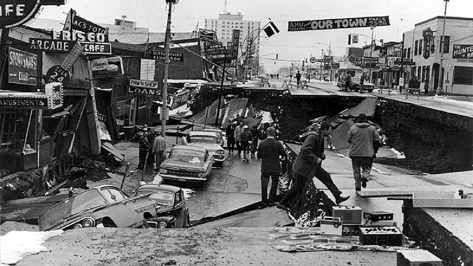 27 марта 1964 года, Аляска, США. Великое Аляскинское землетрясение — сильнейшее землетрясение в истории США магнитудой 9,1–9,2, вызвавшее цунами. В результате стихии погибло около 130 человек