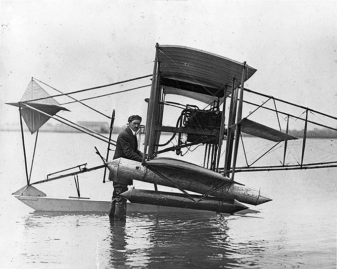1911 год. Полет первого в США гидроплана, созданного и пилотируемого Гленном Кертиссом