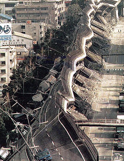17 января 1995 года, Коба, Япония. Землетрясение магнитудой 7,3 произошло в результате сдвига тектонических плит и повлекло за собой гибель 6 тыс. человек 