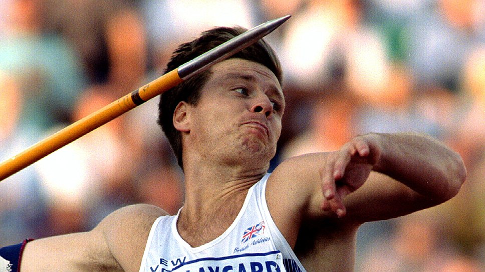 1992 год. В Окленде английский атлет Стив Бакли первым в истории метнул копье современной конструкции дальше 90 м