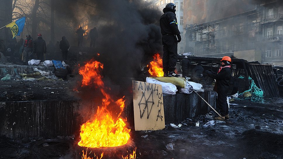 Во Львовской области более сотни молодых людей частично заблокировали международную трассу «Львов-Краковец»