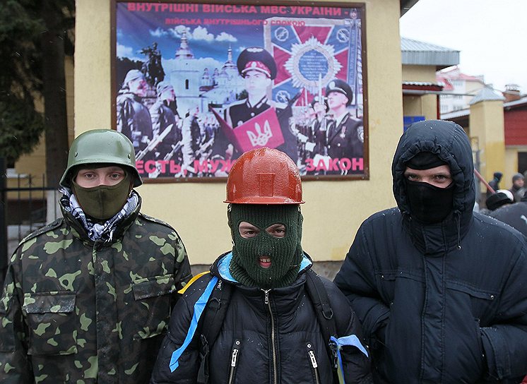 Житомир. Около 200 протестующих с флагами Украины и партии «Свобода» взяли в осаду городской совет