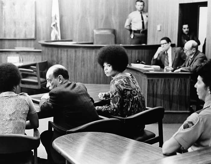 Анджела Дэвис была общественным адвокатом активиста движения «Черные пантеры» Джорджа Джексона, которого вместе с тремя другими чернокожими обвиняли в убийстве полицейского. Защитницу и подсудимого связывали личные близкие отношения. 7 августа 1970 года, в день, когда дело Джексона рассматривали в суде, его вооруженный младший брат Джонатан захватил заложников и попытался освободить родственника. Полиция застрелила молодого человека, а несколько дней спустя в тюрьме погиб и сам Джордж Джексон, якобы напавший на охрану с пистолетом
