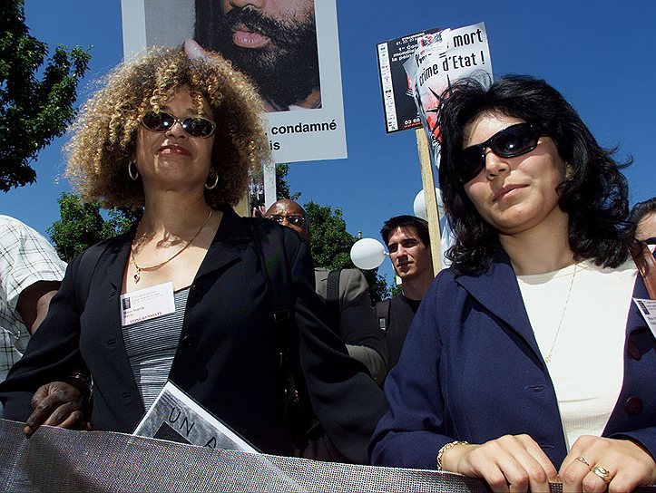 В 1997 году Анджела Дэвис (слева) объявила о своей нетрадиционной сексуальной ориентации, став, таким образом, не только защитницей прав заключенных, но и борцом с гомофобией
