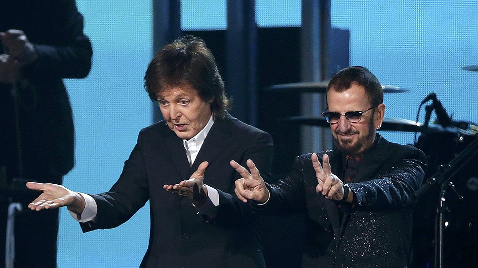Одним из самых ярких номеров церемонии награждения стало совместное выступление бывших участников The Beatles — Пола Маккартни (слева), который получил «Грэмми» за лучшую рок-песню, и Ринго Старра