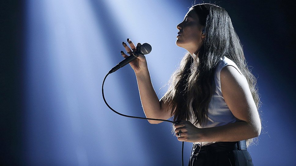 17-летняя новозеландская певица Лорд (Lorde) с композицией «Royal» победила в номинации «Песня года»