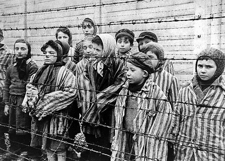 1945 год. Освобождены узники нацистского концлагеря Освенцим в Польше