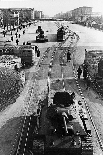 В апреле 1942 года в Ленинграде был вновь запущен регулярный пассажирский трамвай — для этого пришлось восстановить около 150 км контактной сети. Пуск троллейбуса при этом городские власти сочли нецелесообразным&lt;br>Из записей Лены Мухиной: «Сегодня пошли трамваи. Какая радость»