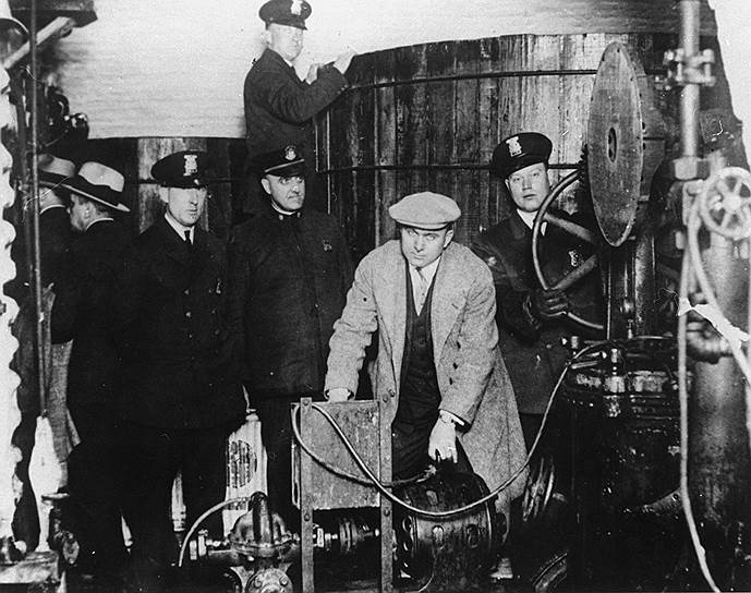 1919 год. Конгресс США принял XVIII поправку к конституции, запрещающую производство, перевозку и продажу спиртных напитков