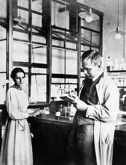 Разработка ядерного оружия стала возможна после того, как в 1938 году ученые Отто Ган (на фото), Фриц Штрассман и Лиза Мейтнер (на фото) открыли расщепление ядра урана при поглощении им нейтронов