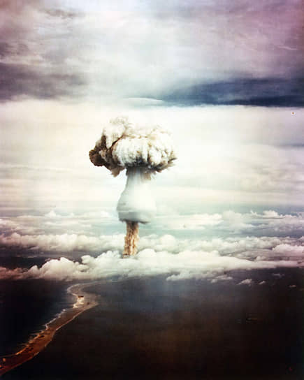 В 1951 году США провели серию взрывов на тихоокеанском полигоне. Операция носила название «Парник» (Greenhouse). Для того чтобы сымитировать взрывы в воздухе, объекты были установлены на высоких металлических вышках. В капсуле объекта «Джордж» впервые в истории были использованы дейтерий и тритий. Мощность взрыва составила 225 килотонн