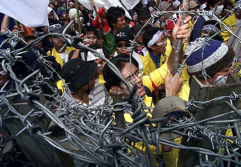 2001 год. В Джакарте (Индонезия) начались массовые акции протеста противников президента Абдуррахмана Вахида, который обвинялся в коррупции. В июле 2001 года в результате импичмента он ушел в отставку

