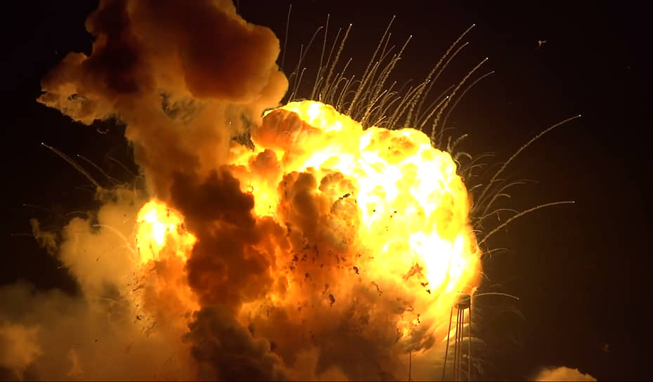 29 октября 2014 года американский космический корабль Antares, который должен был доставить более 2 т груза на борт МКС, взорвался через несколько секунд после старта. Авария грузовой ракеты заставила NASA объявить о приостановке полетов по этой программе