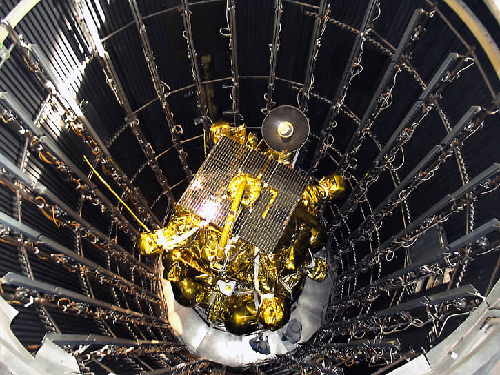 9 ноября 2011 года года произошла авария с автоматической межпланетной станцией «Фобос-Грунт», предназначавшейся для исследования спутника Марса. После отделения от ракеты-носителя «Зенит-2ФГ» у аппарата не включились двигатели, и он завис на орбите. В середине января 2011 года обломки станции упали в Тихий океан, в 1250 км от чилийского острова Веллингтон. Причиной аварии было названо воздействие на оборудовании станции тяжелых заряженных частиц