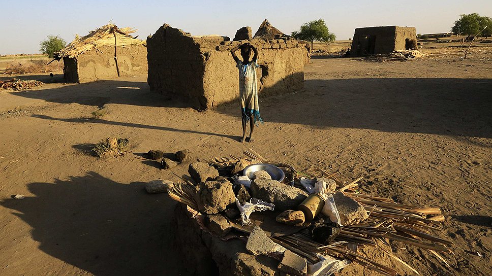 Большинство населения Южного Судана живет без электричества и элементарных удобств. Люди готовят на углях, а воду пьют прямо из реки