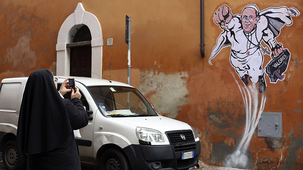 Граффити, изображающее папу римского Франциска в образе супергероя, на стене в Риме