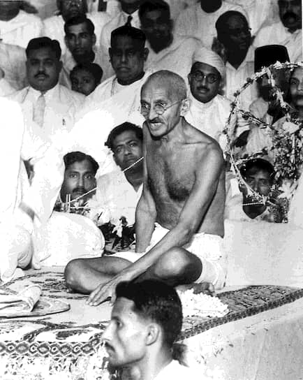 «Это всегда было тайной для меня: как люди могут уважать себя, унижая таких же, как они сами»
&lt;br>На фото: Махатма Ганди среди членов партии «Индийский национальный конгресс»