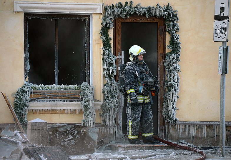 Последствия пожара в одноэтажном здании на Пятницкой улице в Москве, где расположены несколько ресторанов