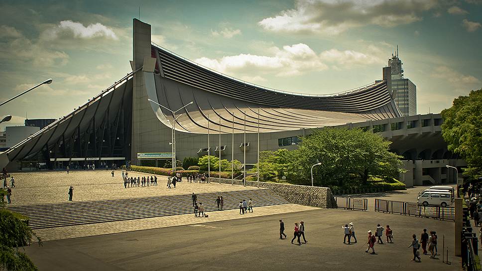 &lt;i>&lt;b> Национальная гимназия Йойоги/ Yoyogi National Stadium&lt;/b> &lt;/i> &lt;br>
&lt;i>&lt;b>Местоположение/год постройки: &lt;/b> &lt;/i> Токио, Япония/1964 &lt;br>
Здание гимназии, построенное к Олимпиаде 1964 года в Токио, считается вершиной творческой карьеры Танге. «Его стадионы к Олимпийским играм — среди наиболее прекрасных строений, возведенных в XX веке»,— вынесло свое решение жюри Притцкеровской премии