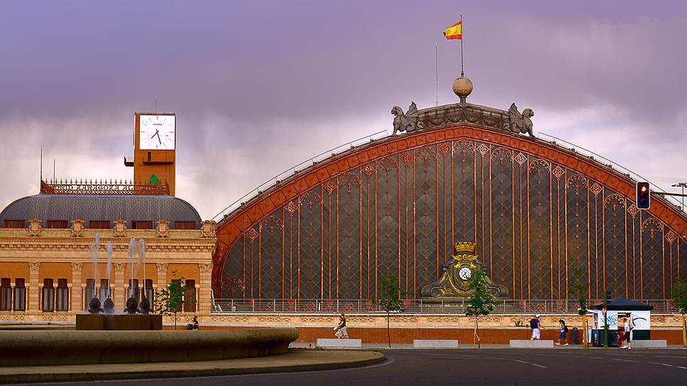 &lt;i>&lt;b>Новое здание железнодорожного вокзала Аточа/Atocha Train Station&lt;/b>&lt;/i>&lt;br>
&lt;i>&lt;b>Местоположение/год постройки:&lt;/b>&lt;/i>Мадрид, Испания/1992&lt;br> 
Перед тем как основать в Мадриде собственное бюро, Рафаэль Монео проработал несколько лет в мастерской будущего лауреата Притцкеровской премии и автора Сиднейской оперы датчанина Йорна Утсона. В Мадриде по проектам Монео произведено расширение не только железнодорожного вокзала Аточа, но и Музея Прадо