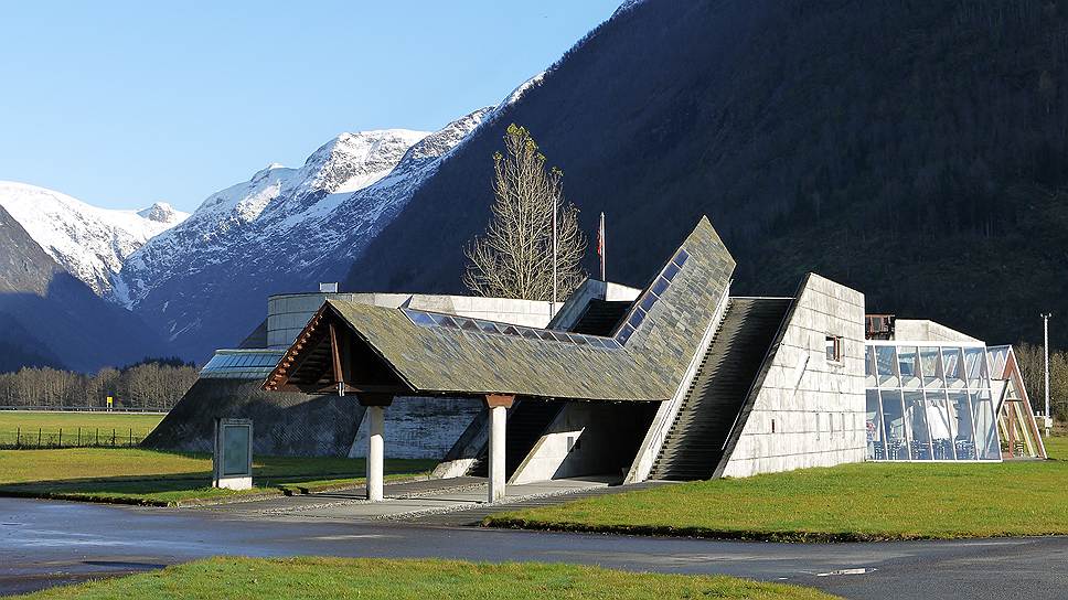 &lt;i>&lt;b>Норвежский музей ледников/Norsk bremuseum &lt;/b>&lt;/i>&lt;br>
&lt;i>&lt;b>Местоположение/год постройки:&lt;/b>&lt;/i>коммуна Согндал, Норвегия/1991&lt;br>
«Он открыл новые рубежи, привнеся в современную архитектуру элементы его родного норвежского пейзажа, северного света, серого камня и бледно-зеленых лесов, смешав в своих зданиях фантазию и реальность, современное и вечное» — так охарактеризовало творчество Сверре Фена жюри Притцкеровской премии