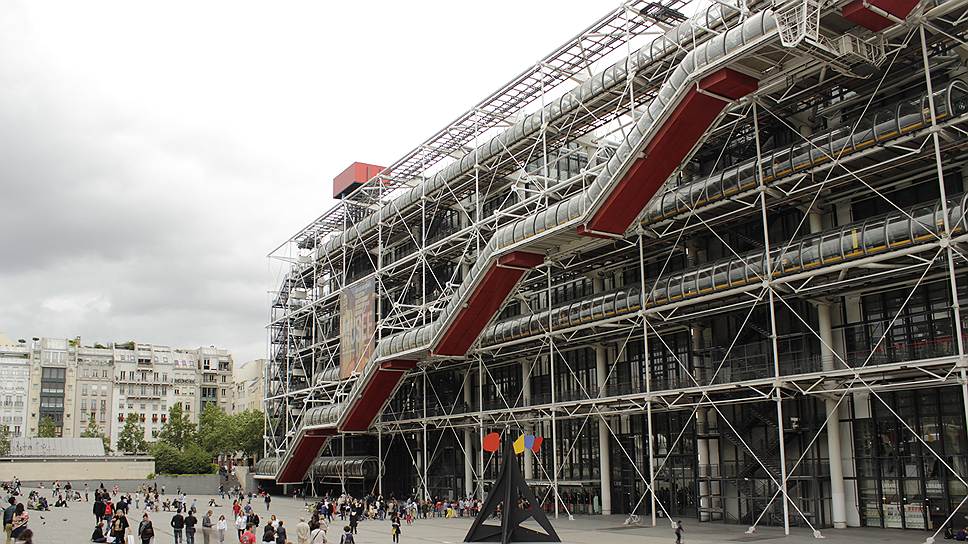 &lt;i>&lt;b> Центр Жоржа Помпиду/ Centre national d`art et de culture Georges-Pompidou&lt;/b>&lt;/i>&lt;br>
&lt;i>&lt;b>Местоположение/год постройки: &lt;/b> &lt;/i> Париж, Франция/1977&lt;br>
Вместе с британскими архитекторами Ричардом Роджерсом и Норманом Фостером Ренцо Пьяно является основателем стиля хай-тек, чьими главными чертами являются простота форм, широкое использование металла, пластика и стекла, а в качестве орнамента — внутренних конструкций здания. Эталоном этого стиля считается построенное по проекту Ренцо Пьяно и Ричарда Роджерса здание Центра Жоржа Помпиду в Париже. Проект молодых архитекторов был выбран на конкурсе из 680 работ, и сегодня является центр одной из самых известных работ Пьяно в мире