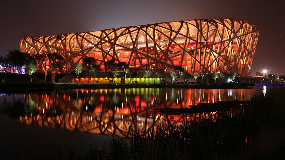 &lt;i>&lt;b>Национальный олимпийский стадион в Пекине/ Beijing Guojia Tiyuchang&lt;/b>&lt;/i>&lt;br>
&lt;i>&lt;b>Местоположение/год постройки: &lt;/b> &lt;/i> Пекин, Китай/2008&lt;br>
В портфолио Жака Херцога и Пьера де Мёрона — два знаковых спортивных проекта: Олимпийский стадион в Пекине и футбольная арена Allianz в Мюнхене. Из-за своего необычного дизайна пекинский стадион, где проходили церемонии открытия и закрытия Олимпийских игр 2008 года, получил прозвище «Птичье гнездо»