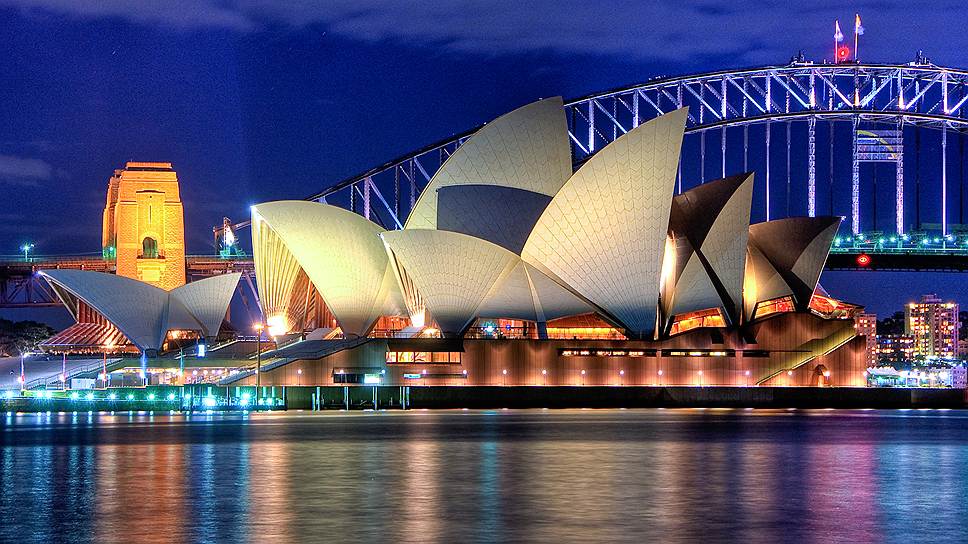 &lt;i>&lt;b>Сиднейская опера/Sydney Opera House &lt;/b>&lt;/i>&lt;br>
&lt;i>&lt;b>Местоположение/год постройки:&lt;/b>&lt;/i>Сидней, Австралия/1973&lt;br>
История этого архитектора, работавшего когда-то у таких метров архитектуры, как Фрэнк Ллойд Райт и Алвар Аалто, трагична. Никто не ожидал, что работа никому не известного датчанина выиграет конкурс 1957 года на здание оперы в Сиднее, но это случилось — идею Утсона жюри посчитало гениальной. Довести до конца свой проект датскому архитектору не дали: в 1965 году австралийское правительство обвинило его в превышении сметы, он был отстранен от работы и покинул Австралию. Построена Сиднейская опера была лишь в 1973 году, на ее открытие Утсона не пригласили. Только в 2003 году заслуги Йорна Утсона были оценены: за здание Сиднейской оперы, ставшее символом Австралии, ему была вручена Притцкеровская премия