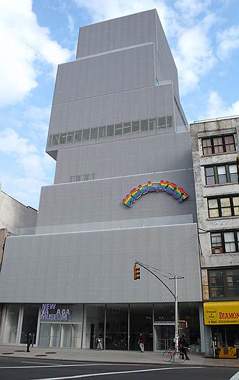 &lt;i>&lt;b>Новый музей современного искусства в Нью-Йорке &lt;/b>&lt;/i>&lt;br>
&lt;i>&lt;b>Местоположение/год постройки: &lt;/b> &lt;/i> Нью-Йорк, США/2007&lt;br>
В портфолио Кадзуё Сэдзимы и Рюэ Нисидзавы много музейных проектов. Среди них — стеклянный павильон Музея искусств Толидо в США, Музей искусства XXI века в Канадзаве (Япония), временный павильон лондонской галереи Серпентайн (2009 год). Новый музей современного искусства в Нью-Йорке, сложенный из поставленных друг на друга шести параллелепипедов,— самый известный из них. По замыслу авторов «здание должно быть никаким, чтобы не отвлекать внимание от того, что оно содержит в себе»